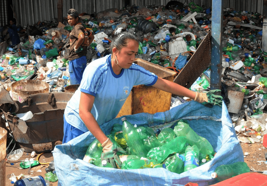 mulher separando garrafas pet para reciclagem